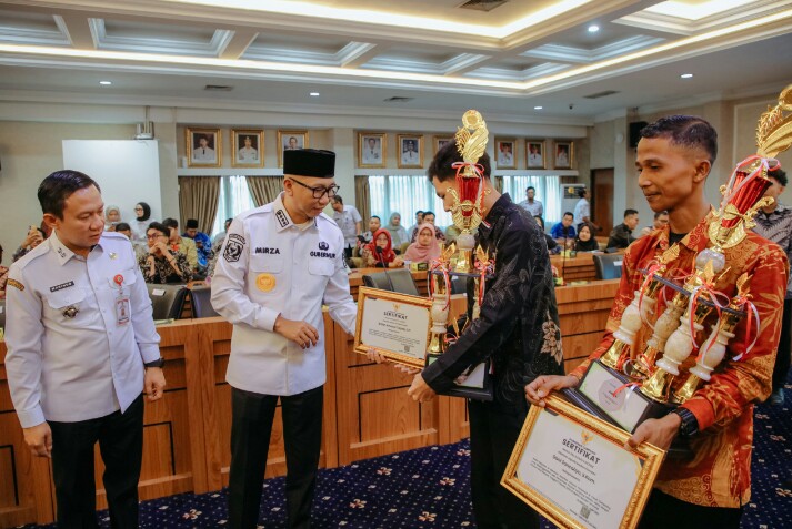 Gubernur Lampung Rahmat Mirzani Djausal menutup rangkaian kegiatan kecerdasan buatan (artificial intellegence) AI Ideathon 2025 Lampung bertema "Desaku Maju" sekaligus menyerahkan penghargaan kepada para peserta terbaik || Foto: Adpim Pemprov Lampung