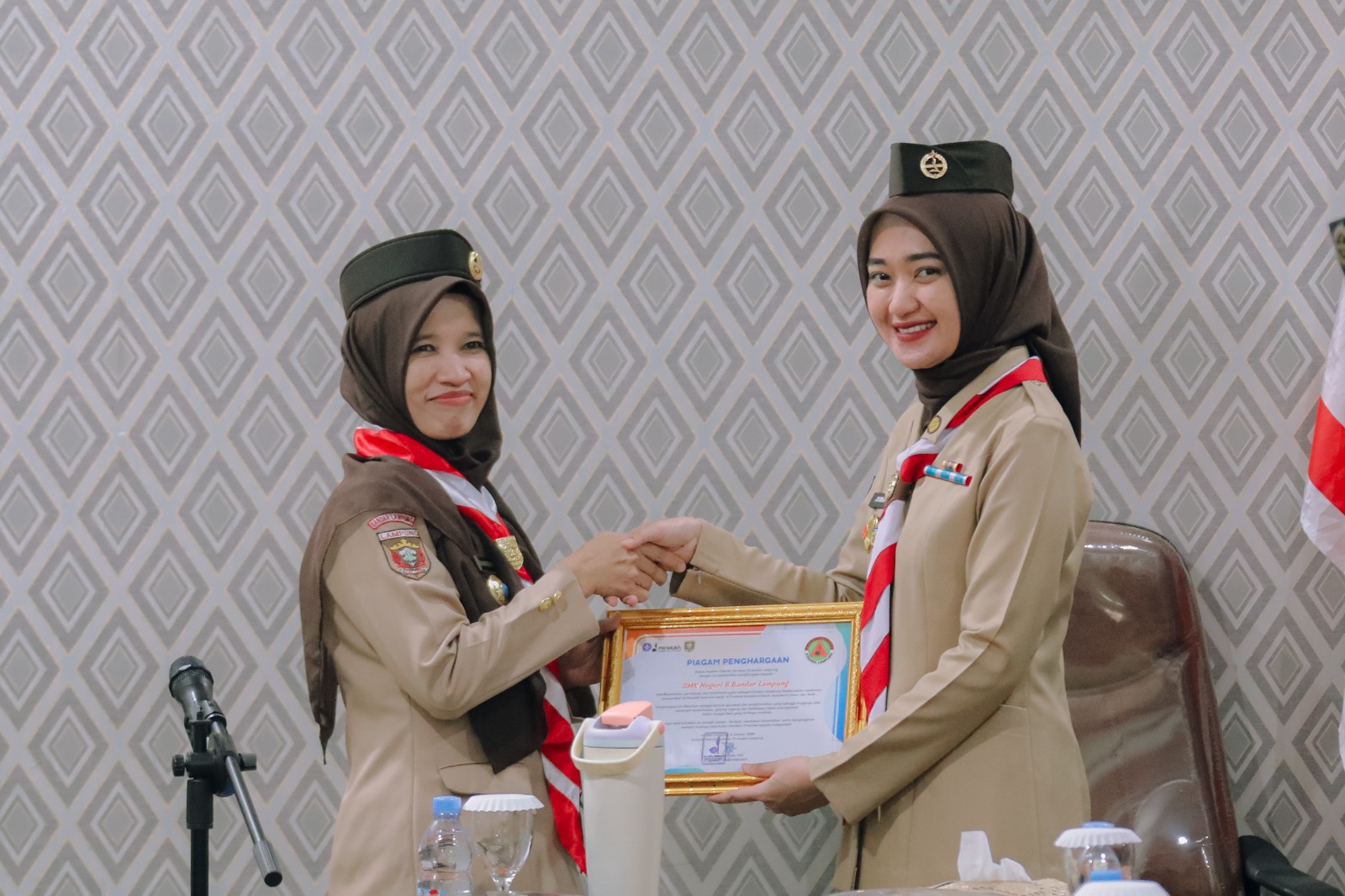 Wagub Lampung Jihan Nurlela, yang juga Ketua Kwarda Gerakan Pramuka Lampung, memberikan penghargaan kepada pihak-pihak yang berkontribusi dalam penggalangan Bumbung Kemanusiaan bagi masyarakat terdampak bencana banjir di sejumlah wilayah Sumatra || Foto: Adpim Pemprov Lampung