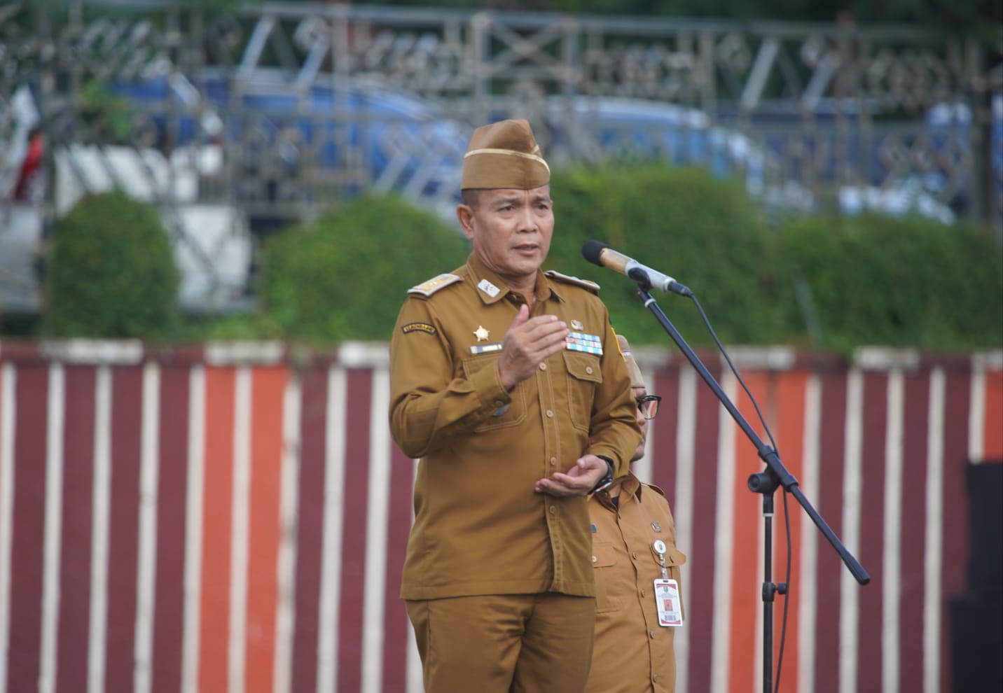 Staf Ahli Gubernur Bidang Pemerintahan, Hukum, dan Politik, Achmad Saefulloh, saat menjadi pembina Apel Mingguan di lingkungan Pemprov Lampung bertempat di Lapangan Korpri || Foto: Dinas Kominfotik Provinsi Lampung