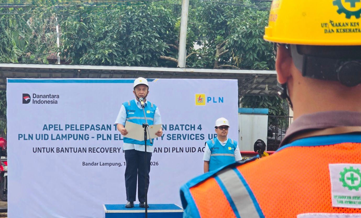 General Manager PLN UID Lampung, Rizky Mochamad, memimpin Apel Pelepasan Relawan Batch 4 serta menyampaikan arahan dan apresiasi kepada seluruh personel yang akan bertugas dalam misi pemulihan kelistrikan pascabencana di Aceh || Foto: PLN UID Lampung