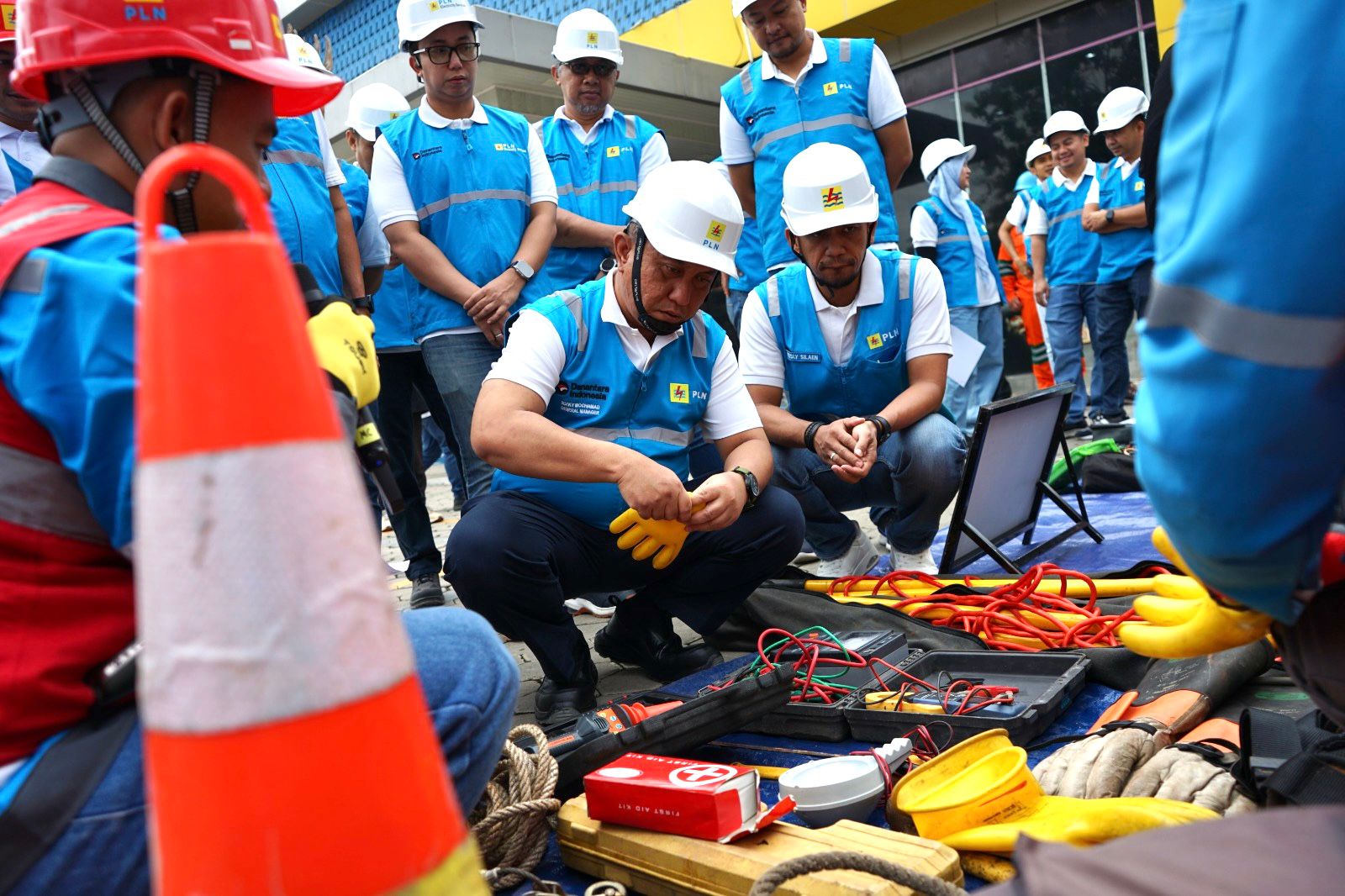 General Manager PLN UID Lampung, Rizky Mochamad bersama manajemen PLN UID Lampung melakukan pengecekan peralatan kerja dalam rangka Apel Bulan K3 Nasional 2026 || Foto: PLN UID Lampung