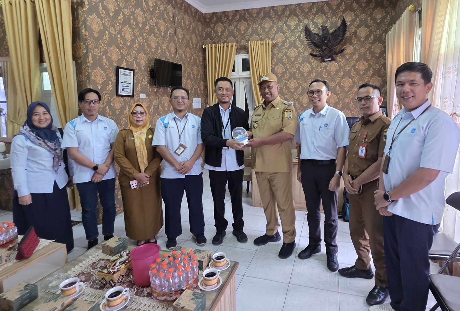 Manager PLN UP3 Metro (tengah), Anas Febrian bersama Pemerintah Kabupaten Lampung Tengah memperkuat sinergi dan koordinasi dalam pengembangan infrastruktur kelistrikan guna mendukung pembangunan daerah yang berkelanjutan || Foto: PLN UP3 Metro