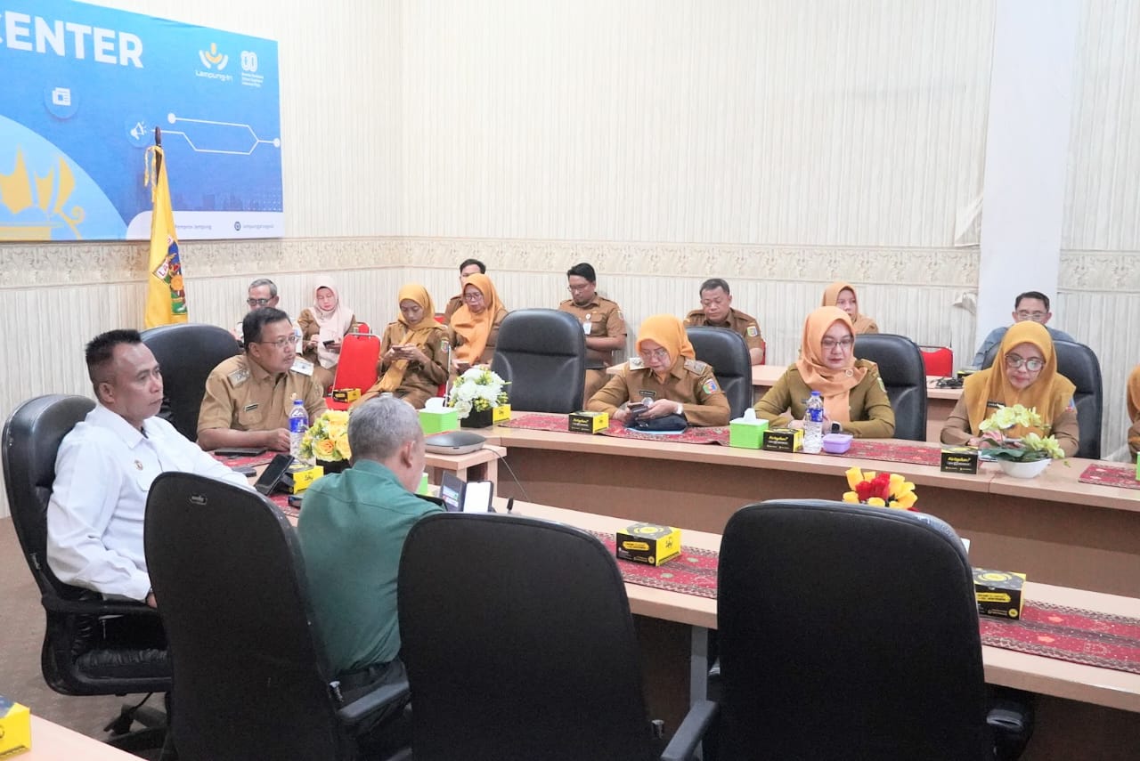 Staf Ahli Gubernur Bidang Ekubang, Bani Ispriyanto, mengikuti Rapat Koordinasi Pengendalian Inflasi Daerah Tahun 2025 yang dilaksanakan secara virtual dari Ruang Command Center Lantai II Dinas Kominfotik Provinsi Lampung || Foto: Dinas Kominfotik Provinsi Lampung