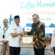 Pemprov Lampung melalui Gubernur Lampung Rahmat Mirzani Djausal didampingi Wakil Gubernur Lampung Jihan Nurlela menyerahkan piagam penghargaan kepada sejumlah perusahaan atas kontribusi CSR dan SP3D || Foto: Dinas Kominfotik Provinsi Lampung