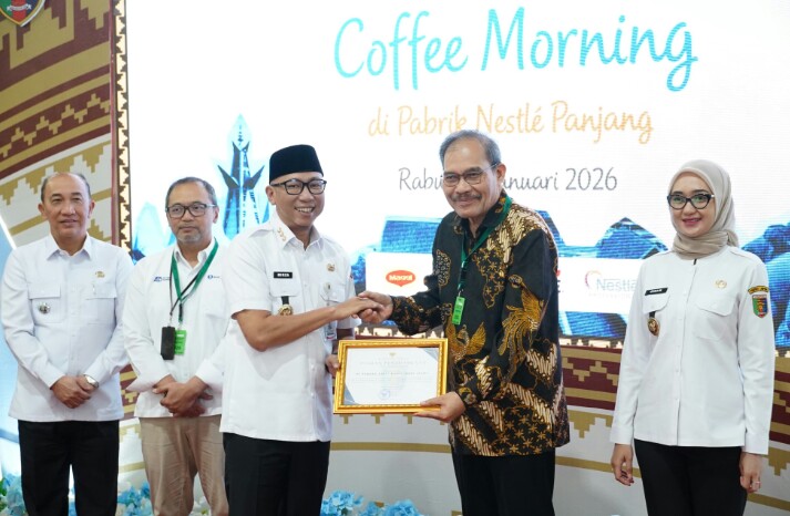 Pemprov Lampung melalui Gubernur Lampung Rahmat Mirzani Djausal didampingi Wakil Gubernur Lampung Jihan Nurlela menyerahkan piagam penghargaan kepada sejumlah perusahaan atas kontribusi CSR dan SP3D || Foto: Dinas Kominfotik Provinsi Lampung