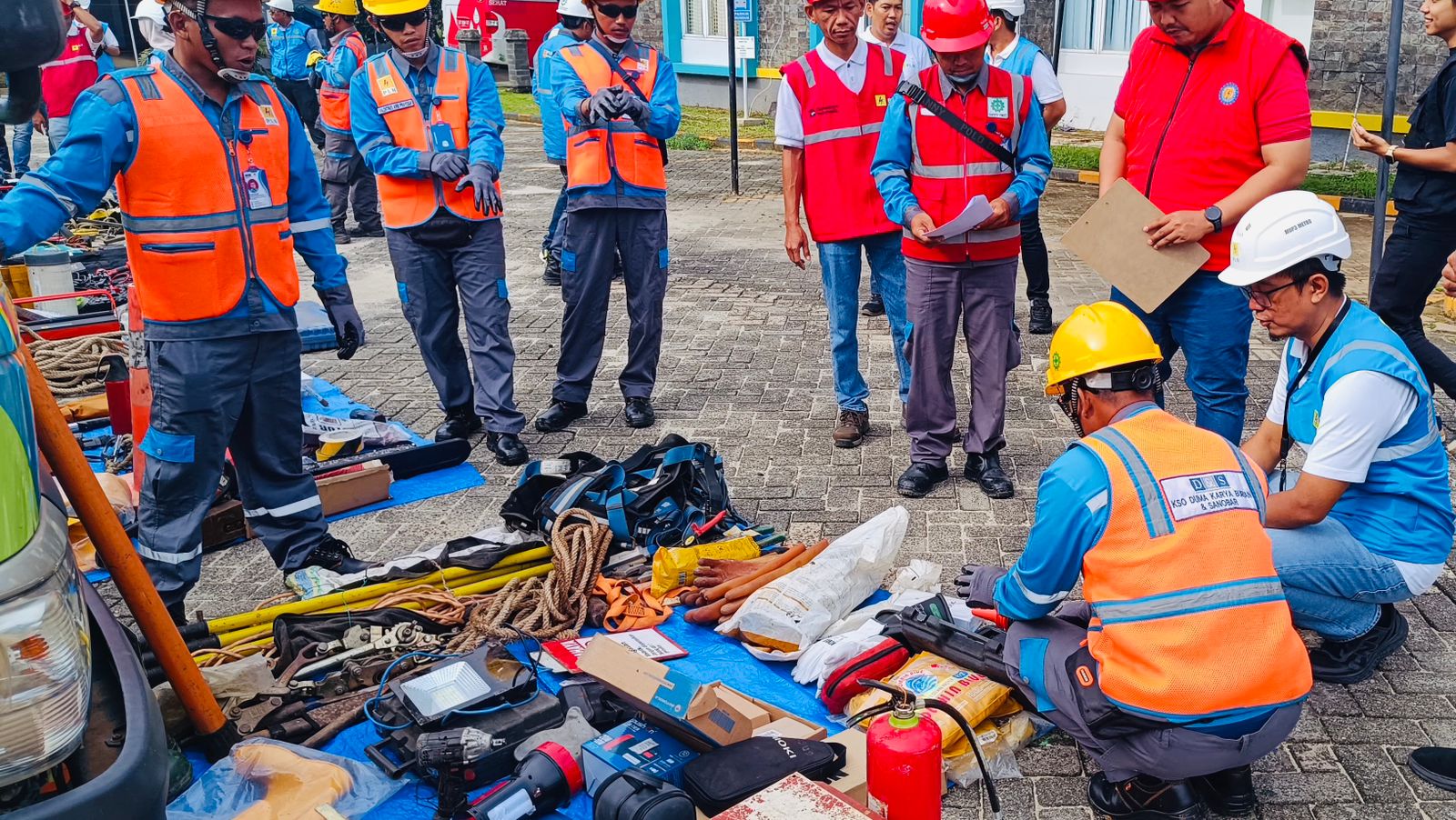 Manager PLN UP3 Metro, Anas Febrian melaksanakan pengecekan dan inspeksi peralatan keselamatan dan alat pelindung diri (APD) guna memastikan seluruh peralatan memenuhi standar dan siap mendukung operasional kelistrikan yang aman dan berkelanjutan || Foto: PLN UP3 Metro