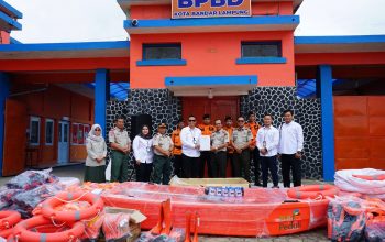 Manager Komunikasi dan TJSL PLN UID Lampung, Darma Saputra, bersama Kepala Pelaksana BPBD Kota Bandar Lampung, Idham Basyar Syahputra, serta jajaran, usai penyerahan dan pengecekan bantuan TJSL dalam implementasi Program Desa Siaga Bencana di Kota Bandar Lampung || Foto: PLN UID Lampung