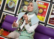 Ketua Dekranasda Provinsi Lampung, Purnama Wulan Sari Mirza, membuka kegiatan Pemetaan dan Peminatan Siswa yang dilaksanakan di SMK Negeri 5 Bandar Lampung || Foto: Dinas Kominfotik Provinsi Lampung