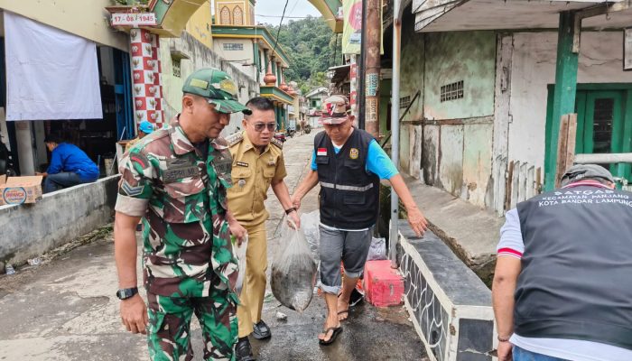 Cegah Banjir di Panjang Utara, Puluhan Personel Gabungan Dikerahkan Bersihkan Drainase