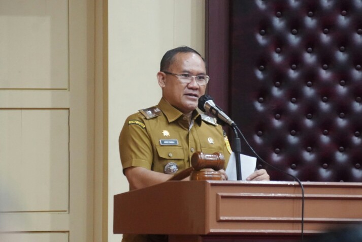 Asisten Administrasi Umum, Sulpakar, saat membuka kegiatan sosialisasi Peraturan Gubernur (Pergub) Nomor 44 Tahun 2025 tentang Hari Kerja dan Jam Kerja Instansi Pemerintah dan Pegawai ASN || Foto: Dinas Kominfotik Provinsi Lampung