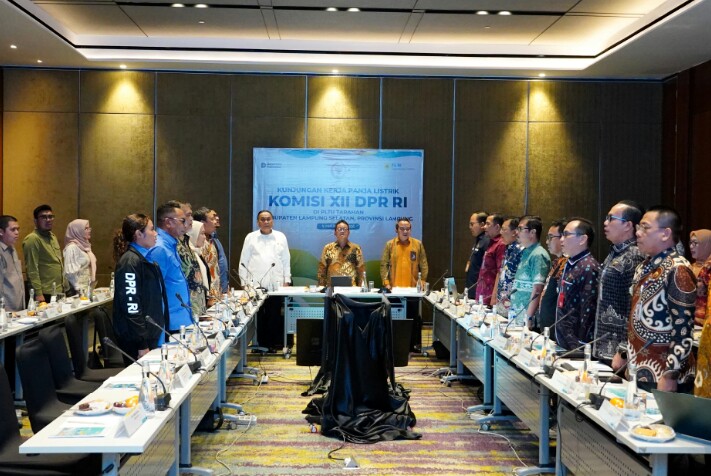 Pemprov Lampung memaparkan capaian strategis sekaligus tantangan krusial sektor kelistrikan di hadapan Tim Kunjungan Kerja Panitia Kerja (Panja) Listrik Komisi XII DPR RI || Foto: Dinas Kominfotik Provinsi Lampung