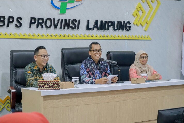 Kepala BPS Provinsi Lampung, Ahmad Riswan Nasution, dalam rilis resmi Berita Statistik yang digelar di Aula BPS Provinsi Lampung || Foto: Dinas Kominfotik Provinsi Lampung