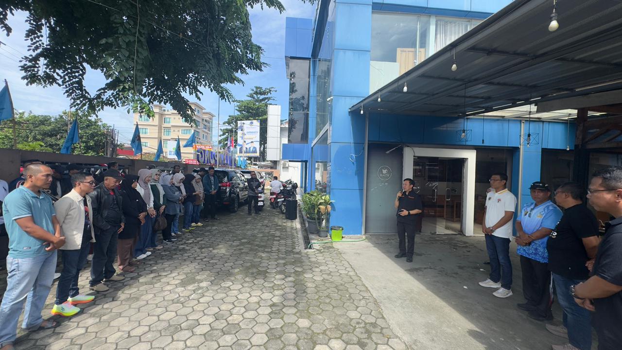 Sekdaprov Lampung, Marindo Kurniawan melepas keberangkatan wartawan PWI Lampung untuk mengikuti HPN 2026 di Banten || Foto: Dinas Kominfotik Provinsi Lampung