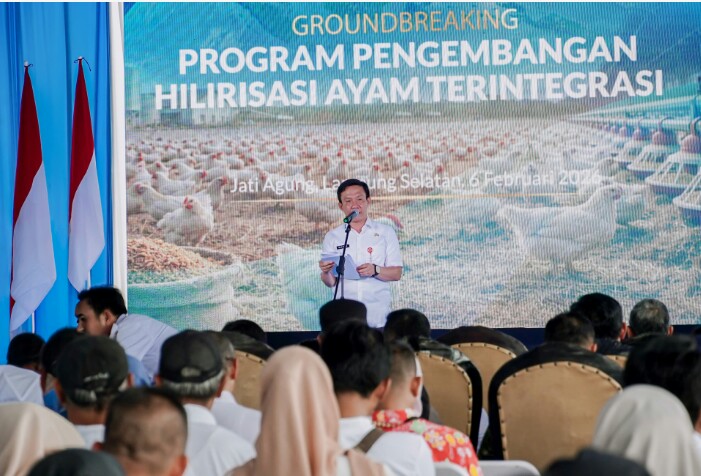 Sekdaprov Lampung, Marindo Kurniawan, melakukan Groundbreaking Program Pengembangan Hilirisasi Ayam Terintegrasi Tahun 2026 di Kebun Kedaton Trikora PTPN I Regional 7, Jati Agung || Foto: Dinas Kominfotik Provinsi Lampung