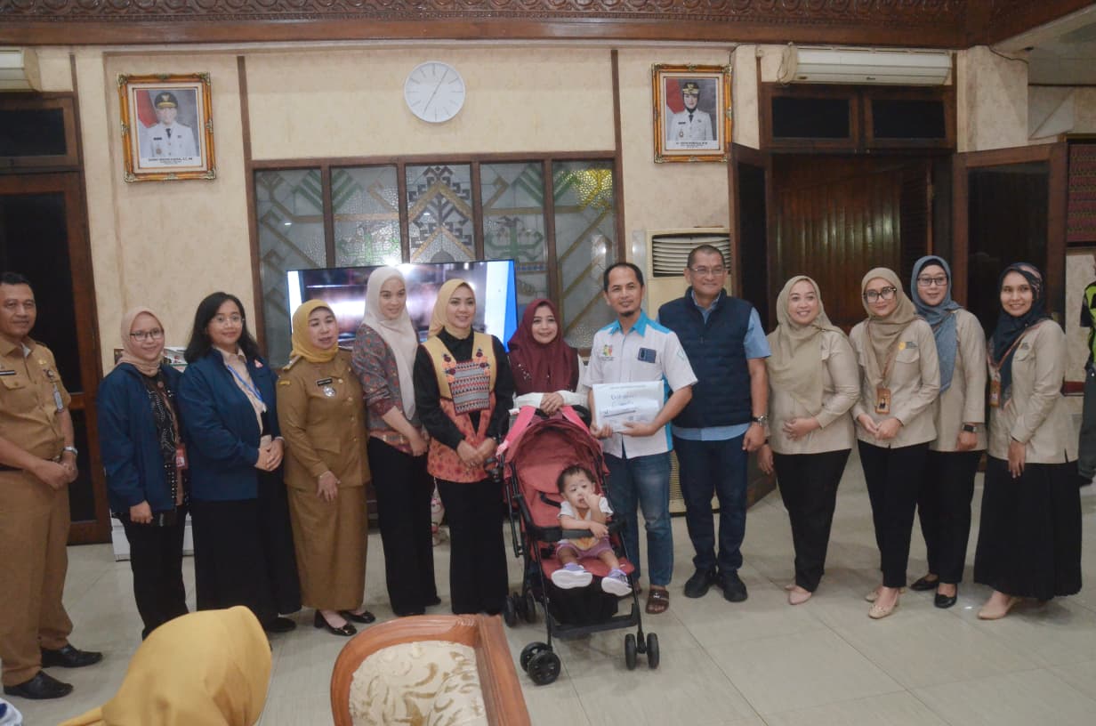Pemprov Lampung  menyambut kepulangan Camelia (4), seorang anak dengan kebutuhan khusus (down syndrome) asal Kabupaten Pringsewu yang sebelumnya ditelantarkan di Malaysia || Foto: Dinas Kominfotik Provinsi Lampung