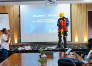 Petugas Pelayanan Teknik (Yantek) PLN UP3 Tanjung Karang mengikuti kegiatan praktik Refreshment dan Edukasi K3 guna meningkatkan pemahaman penerapan SOP dan penggunaan Alat Pelindung Diri (APD) dalam mendukung keselamatan kerja di lapangan || Foto: PLN UP3 Tanjung Karang