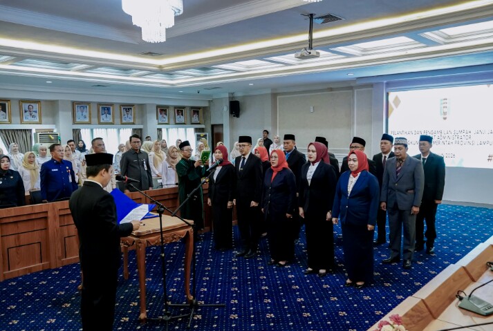 Sekdaprov Lampung, Marindo Kurniawan, melantik dan mengambil sumpah/janji jabatan 15 pejabat administrator di lingkungan Pemprov Lampung, di Ruang Rapat Utama Kantor Gubernur Lampung || Foto: Dinas Kominfotik Provinsi Lampung