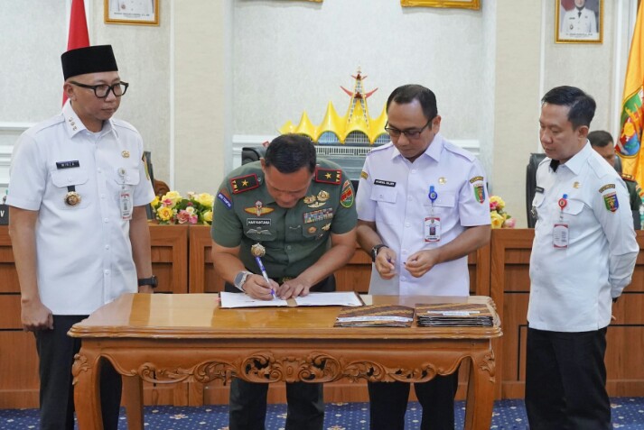 Pemprov Lampung melakukan penandatanganan Naskah Perjanjian Hibah Daerah (NPHD) Tahun Anggaran 2026 dengan Instansi Vertikal/Forum Koordinasi Pimpinan Daerah (Forkopimda) || Foto: Dinas Kominfotik Provinsi Lampung