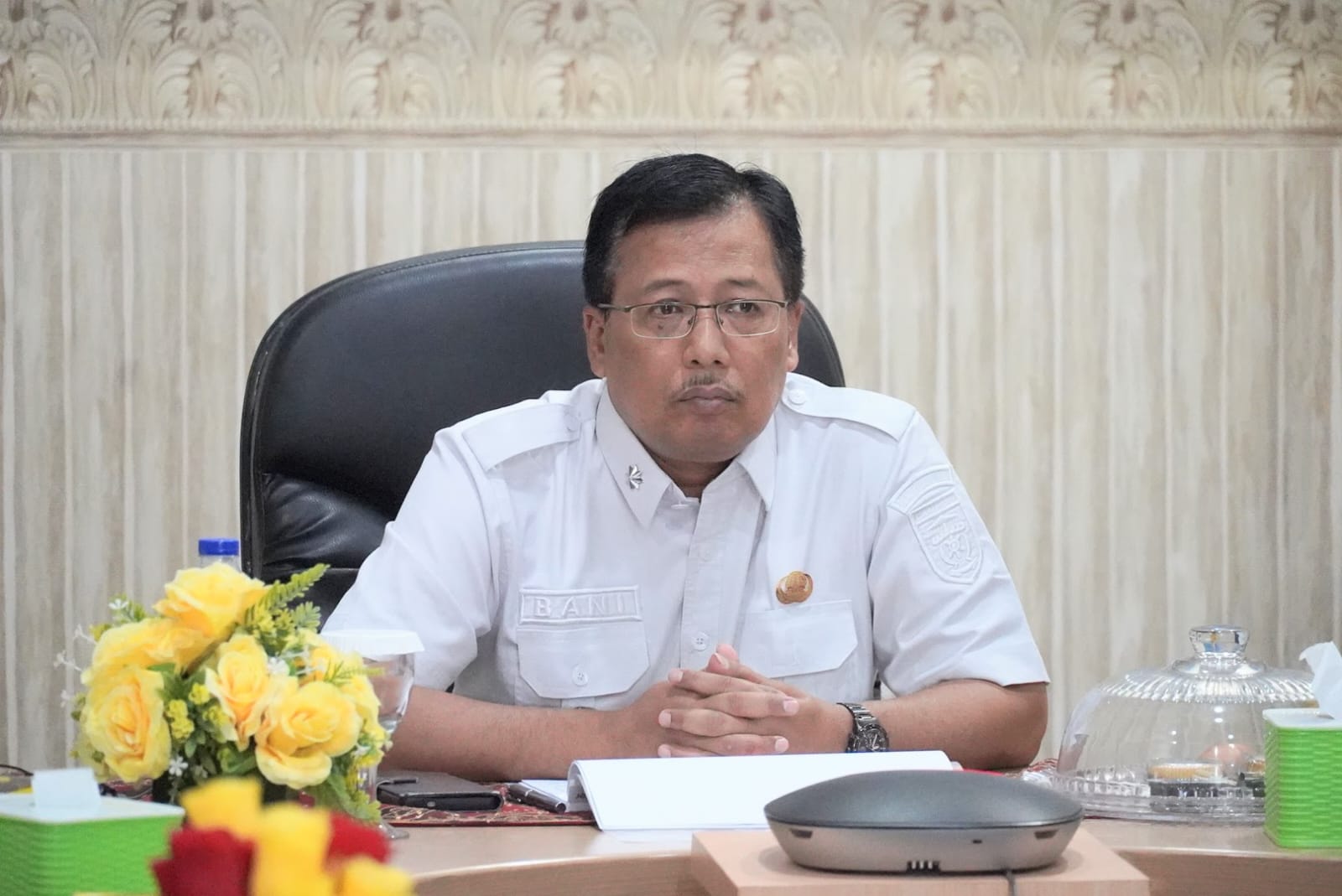 Staf Ahli Gubernur bidang Ekubang, Bani Ispriyanto, mengikuti Rakor Pengendalian Inflasi Daerah secara daring, di Ruang Command Center Dinas Kominfotik Provinsi Lampung || Foto: Dinas Kominfotik Provinsi Lampung
