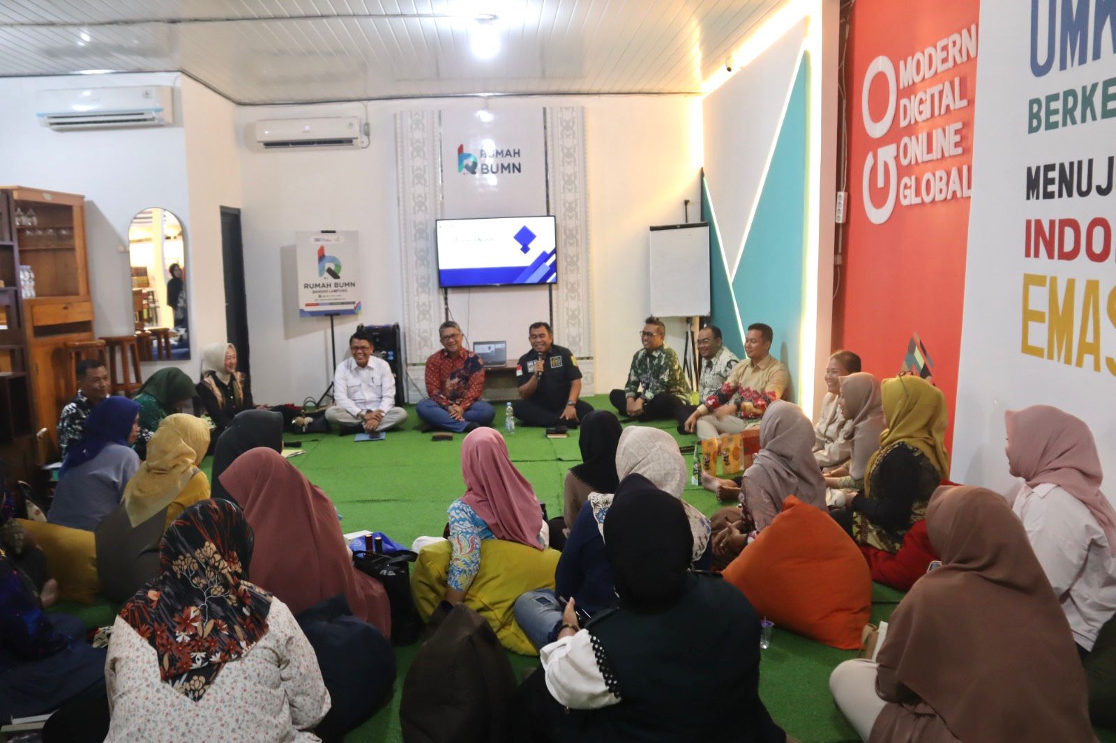 Anggota DPD-RI, Bustami Zainudin menegaskan bahwa aspirasi pelaku UMKM akan dibawa ke pembahasan bersama kementerian terkait, guna memastikan program pembinaan BUMN benar-benar berdampak dan berkelanjutan || Foto: PLN UID Lampung