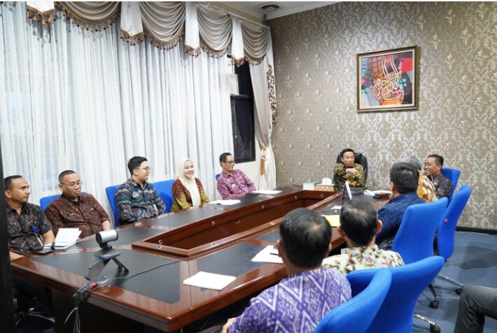 Sekdaprov Lampung, Marindo Kurniawan, saat memimpin rapat koordinasi pembahasan integrasi aplikasi Lampung-In yang berlangsung di Ruang Kerja Sekda, Kantor Gubernur Lampung || Foto: Dinas Kominfotik Provinsi Lampung