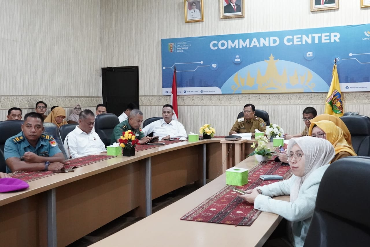 Staf Ahli Gubernur bidang Ekubang, Bani Ispriyanto, mengikuti Rakor Pengendalian Inflasi Daerah secara daring, di Ruang Command Center Dinas Kominfotik Provinsi Lampung || Foto: Dinas Kominfotik Provinsi Lampung