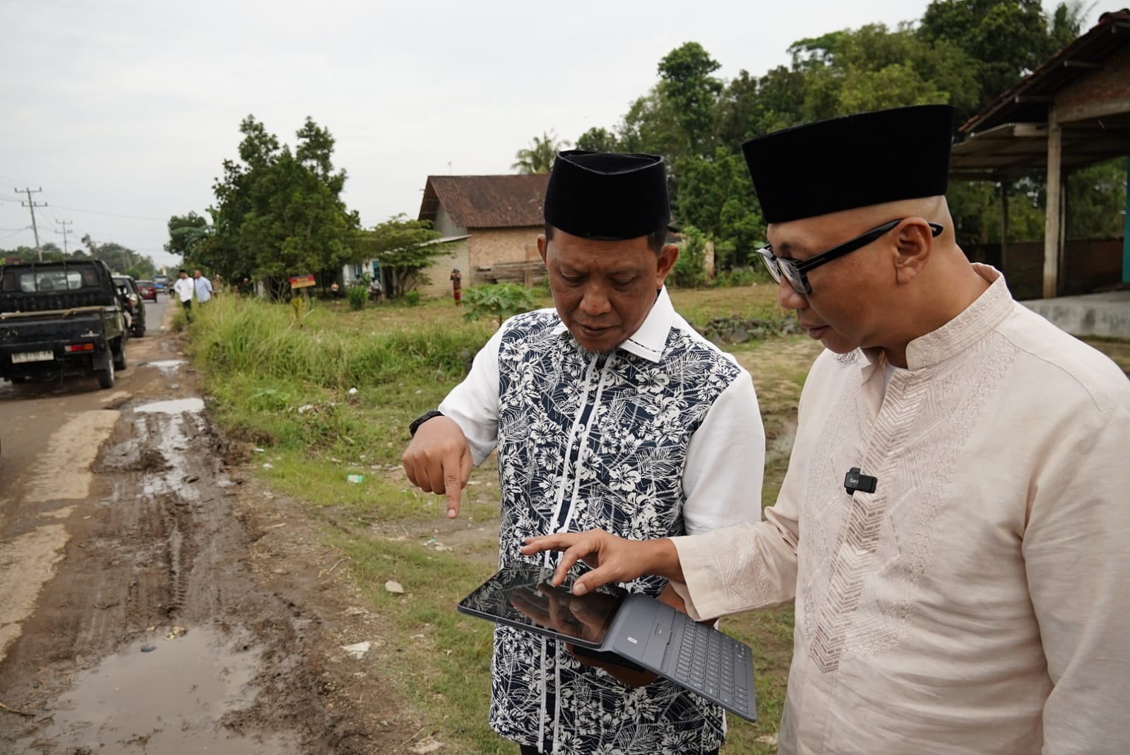 Gubernur Lampung, Rahmat Mirzani Djausal meninjau penanganan reaksi cepat perbaikan ruas jalan provinsi di Kota Metro dan Kabupaten Lampung Tengah || Foto: Dinas Kominfotik Provinsi Lampung