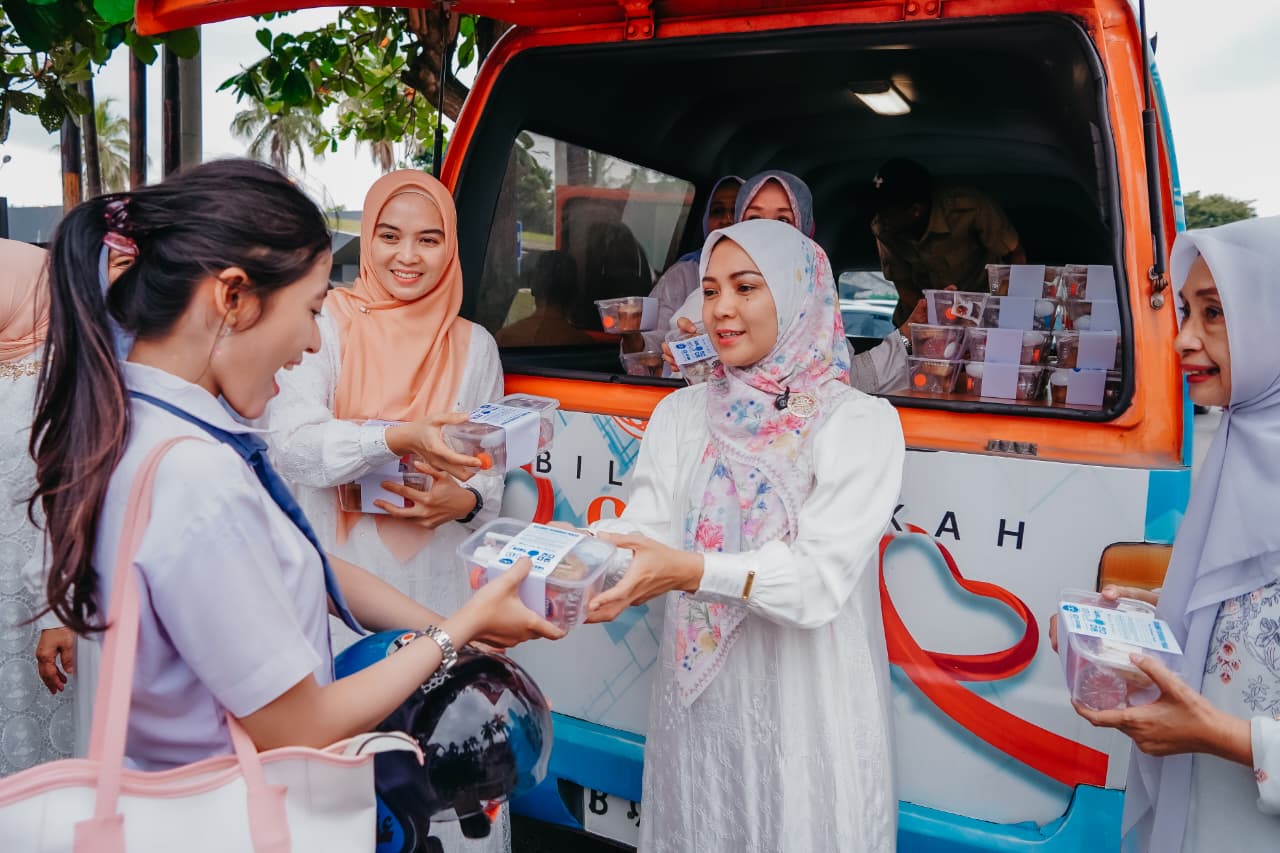 TP. PKK Provinsi Lampung bersama Dharma Wanita Persatuan (DWP) Provinsi Lampung menggelar kegiatan berbagi takjil di depan Mahan Agung, Bandar Lampung || Foto: Dinas Kominfotik Provinsi Lampung