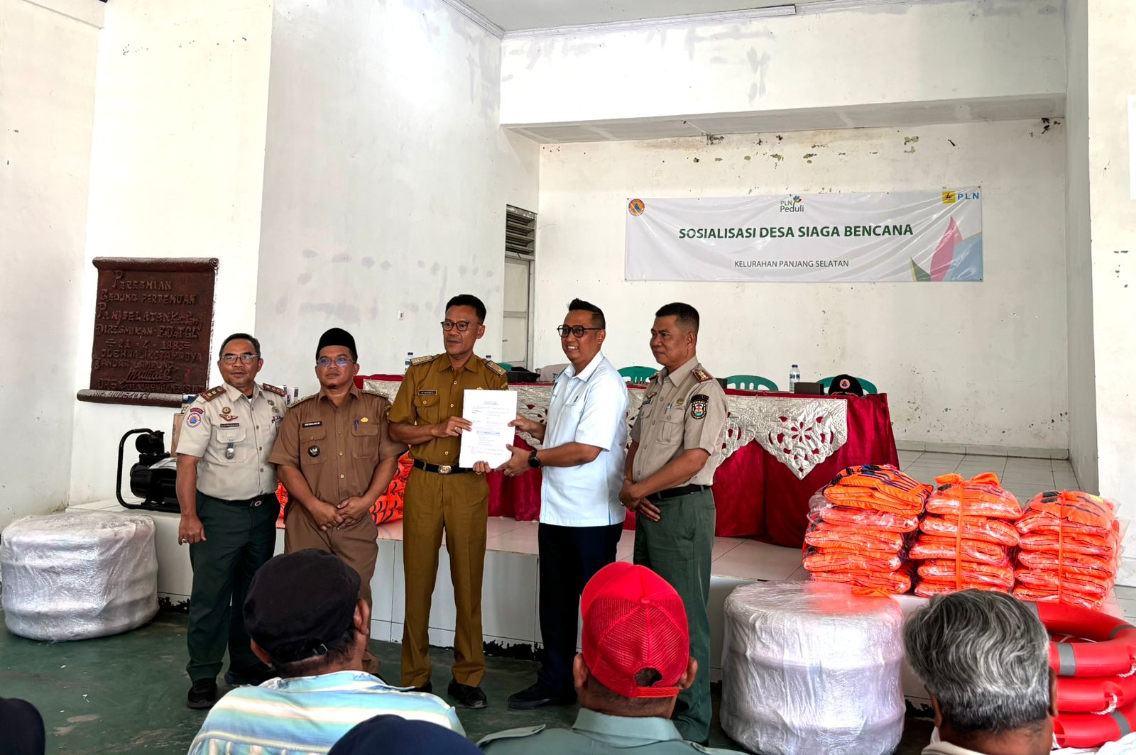 Penyerahan bantuan peralatan tanggap darurat oleh Manager Komunikasi dan TJSL PLN UID Lampung, Darma Saputra kepada Kelurahan Panjang Selatan dalam rangka Program Desa Siaga Bencana 2026 || Foto: PLN UID Lampung