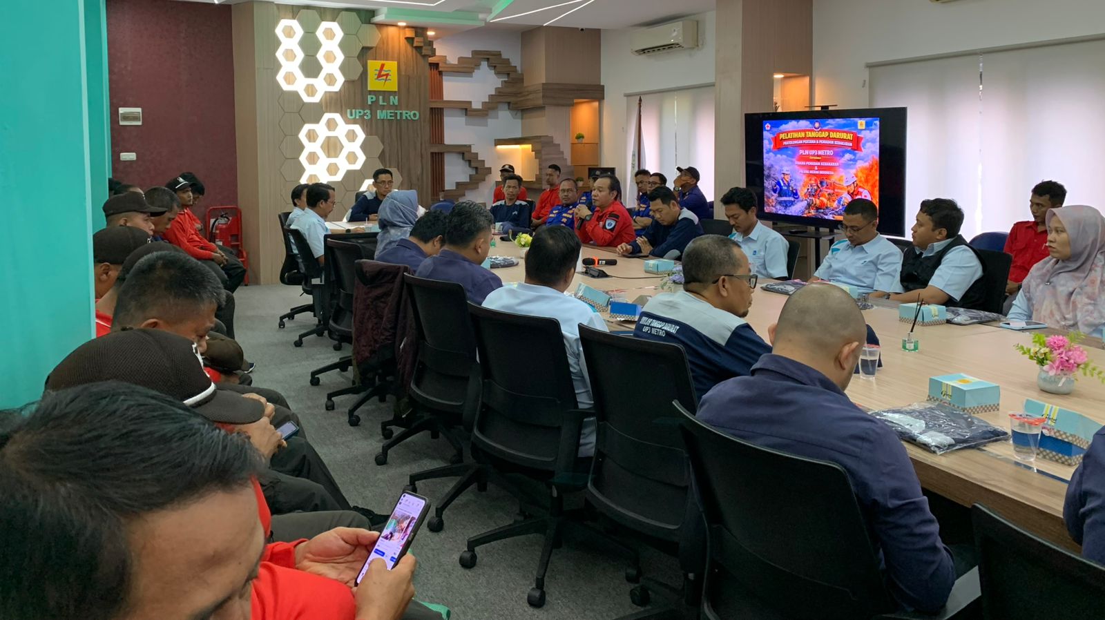 Manager PT PLN UP3 Metro, Anas Febrian memberikan arahan komitmen keselamatan kerja sebagai fondasi utama dalam setiap proses bisnis ketenagalistrikan pada kegiatan Pelatihan Tanggap Darurat dan Pemadam Kebakaran di kantor PLN UP3 Metro || Foto: PLN UP3 Metro