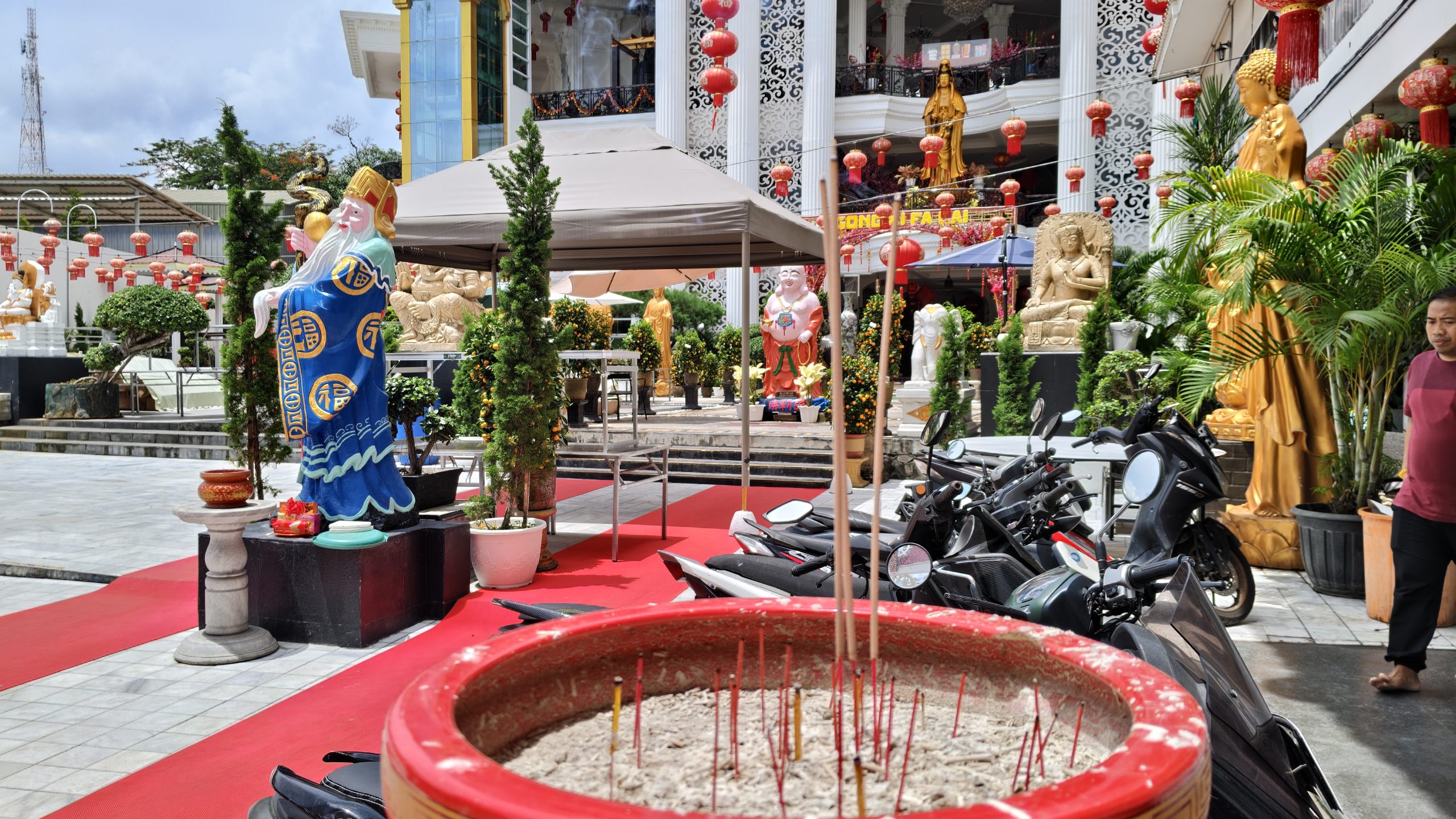Persiapan Vihara Amurwa Bhumi Graha sambut tahun baru Imlek 2026 || Foto: Ridho/5W1HINDONESIA.ID