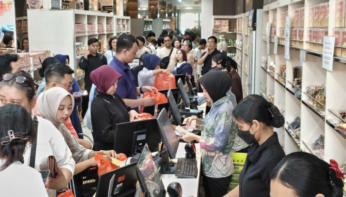 Jelang Imlek, Toko Aneka Sari Diserbu Pengunjung