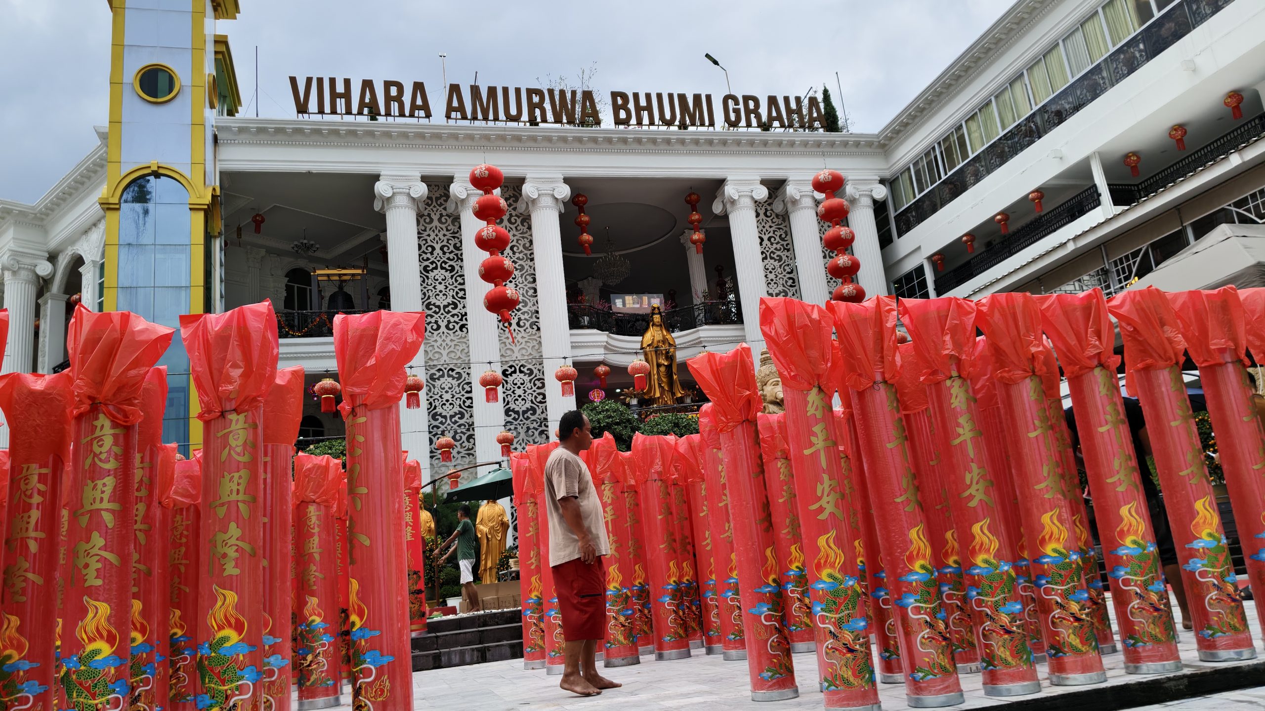 Persiapan Vihara Amurwa Bhumi Graha sambut tahun baru Imlek 2026 || Foto: Ridho/5W1HINDONESIA.ID