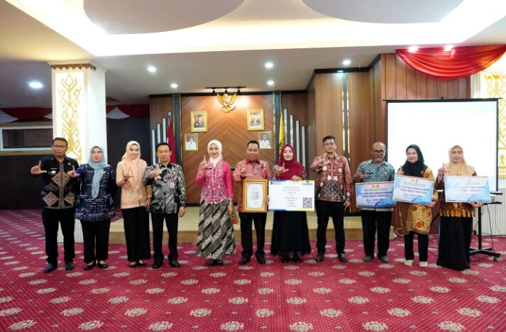 Wagub Lampung, Jihan Nurlela melepas purna bakti Kepala Dinas Perkebunan Provinsi Lampung, Drs. Intizam, sekaligus menyerahkan tali asih dan santunan bagi aparatur sipil negara (ASN) di lingkungan Pemprov Lampung || Foto: Dinas Kominfotik Provinsi Lampung