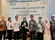 Manager PLN UP3 Metro, Anas Febrian (tengah kiri), bersama Kepala Kejaksaan Negeri Lampung Tengah, Dr. Rita Susanti, S.H., M.H., (tengah kanan), dan seluruh peserta penandatanganan Perjanjian Kerja Sama (PKS) di BBC Hotel Lampung Tengah || Foto: PLN UP3 Metro