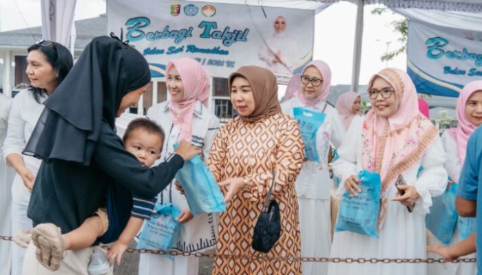 Kolaborasi TP PKK, DWP, dan OPD Lampung Bagikan 300 Paket Takjil Ramadan