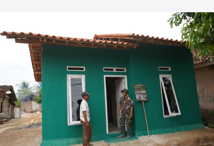 Melalui Program Pembangunan RTLH TNI Manunggal Membangun Desa (TMMD) ke-127 yang digagas Kodim 0421/Lampung Selatan, rumah Suhono  dinyatakan rampung dan siap huni || Foto: Istimewa