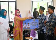 Pemkab Pesawaran turut menyerahkan bantuan hibah untuk masjid sebesar Rp 10 juta, bantuan ambal dan Alquran, santunan bagi anak yatim piatu, serta paket sembako untuk kaum duafa yang disalurkan melalui Baznas Pesawaran || Foto: Istimewa