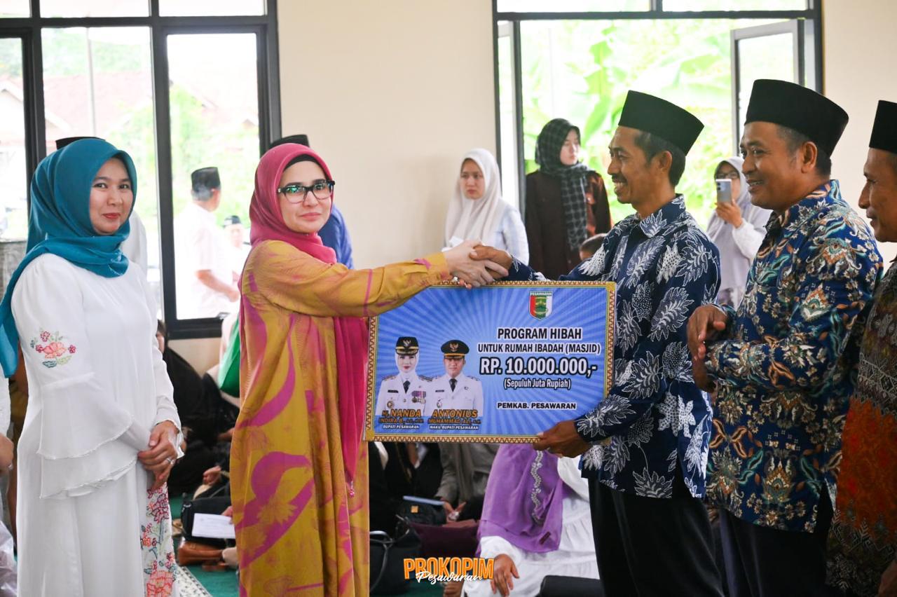 Pemkab Pesawaran turut menyerahkan bantuan hibah untuk masjid sebesar Rp 10 juta, bantuan ambal dan Alquran, santunan bagi anak yatim piatu, serta paket sembako untuk kaum duafa yang disalurkan melalui Baznas Pesawaran || Foto: Istimewa