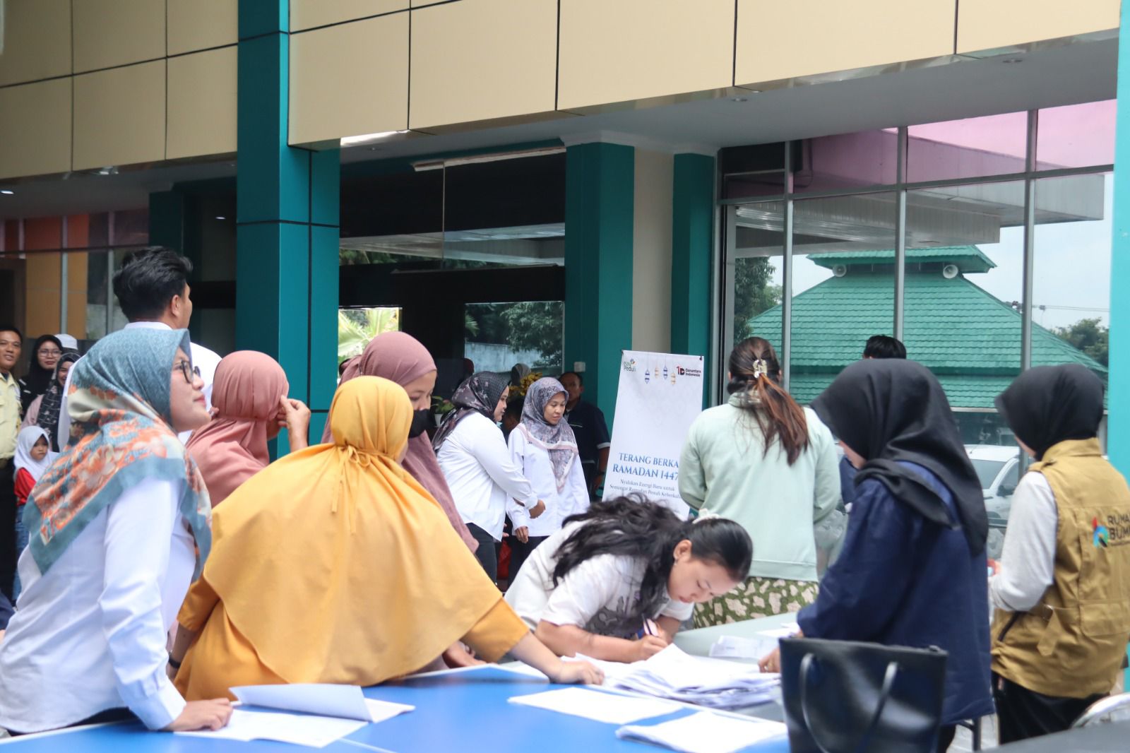 Antusiasme warga mewarnai kegiatan Pasar Murah Terang Berkah Ramadan yang digelar PT PLN (Persero) Unit Induk Distribusi Lampung || Foto: PLN UID Lampung
