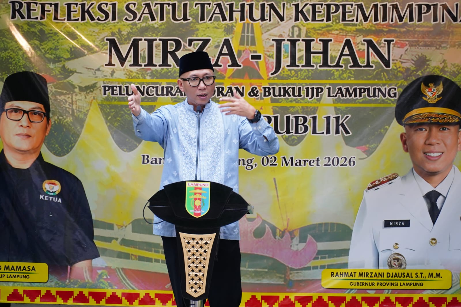 Gubernur Lampung Rahmat Mirzani Djausal saat menghadiri Peluncuran Koran Ikatan Jurnalis Provinsi (IJP) Lampung serta peluncuran buku 1 Tahun Mirza - Jihan yang dirangkaikan dengan Diskusi Publik Refleksi 1 Tahun Kepemimpinan Pemerintah Provinsi Lampung || Foto: Dinas Kominfotik Provinsi Lampung
