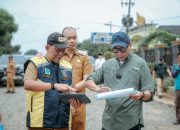 Gubernur Lampung Rahmat Mirzani Djausal melakukan peninjauan langsung terhadap progres penanganan reaksi cepat di ruas jalan Gunung Batin - Daya Murni, Kecamatan Terusan Nunyai, Lampung Tengah || Foto: Dinas Kominfotik Provinsi Lampung