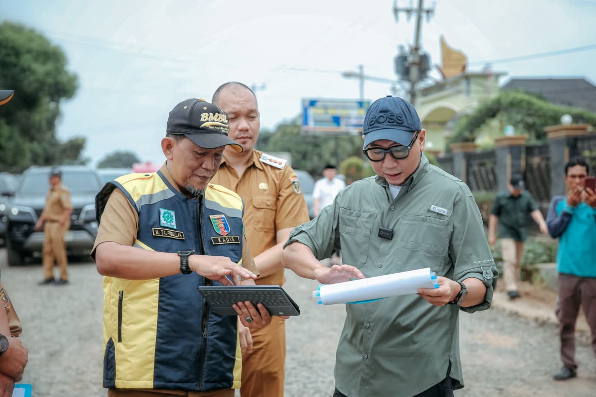 Gubernur Lampung Rahmat Mirzani Djausal melakukan peninjauan langsung terhadap progres penanganan reaksi cepat di ruas jalan Gunung Batin - Daya Murni, Kecamatan Terusan Nunyai, Lampung Tengah || Foto: Dinas Kominfotik Provinsi Lampung
