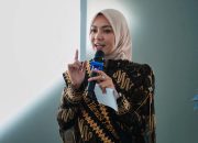 Purnama Wulan Sari Buka Dauroh Qur’an Ramadan 1447 H, Perkuat Karakter Generasi Muda di Era Digital 5W1HIndonesia.id, Bandar Lampung — Bunda Literasi Provinsi Lampung, Purnama Wulan Sari, membuka kegiatan Dauroh Qur'an Ramadan 1447 H yang diselenggarakan di Aula Dinas Perpustakaan dan Kearsipan Provinsi Lampung, Selasa (3/3/2026). Kegiatan yang dijadwalkan berlangsung selama tiga hari ini menjadi momentum strategis dalam memperkuat karakter generasi muda melalui pendalaman nilai-nilai Alquran di tengah tantangan era digital dan degradasi moral. Dalam arahannya, Purnama Wulan Sari menekankan bahwa Ramadan bukan sekadar bulan untuk mengejar target khataman secara kuantitas, melainkan waktu terbaik untuk meningkatkan kualitas interaksi dengan Alquran melalui tadabur dan pengamalan. "Melalui Dauroh Qur'an ini, kita tidak hanya diajak membaca, tetapi juga memahami dan mengamalkan nilai-nilainya. Di era digital ini, akses Al-Qur'an sudah sangat mudah di dalam genggaman. Tantangannya adalah bagaimana kita membentengi diri dengan akhlak mulia yang diajarkan di dalamnya," ucap Purnama Wulan Sari. Ia juga mengapresiasi semangat para peserta yang didominasi oleh pelajar SMA dan SMK. Menurutnya, pemahaman agama yang kuat merupakan fondasi bagi terciptanya kerukunan dan sikap toleransi dalam kehidupan bermasyarakat yang majemuk. "Jangan pernah bosan menggali isi Al-Qur'an. Jika sudah terbiasa, membaca Al-Qur'an akan menjadi sukacita dan kebutuhan. Saya berharap kegiatan ini tidak berhenti di bulan Ramadan saja, tetapi berlanjut menjadi rutinitas di bulan-bulan lainnya," imbuhnya. (Rls/SA) Ket. Foto: Bunda Literasi Provinsi Lampung, Purnama Wulan Sari, membuka kegiatan Dauroh Qur'an Ramadan 1447 H yang diselenggarakan di Aula Dinas Perpustakaan dan Kearsipan Provinsi Lampung