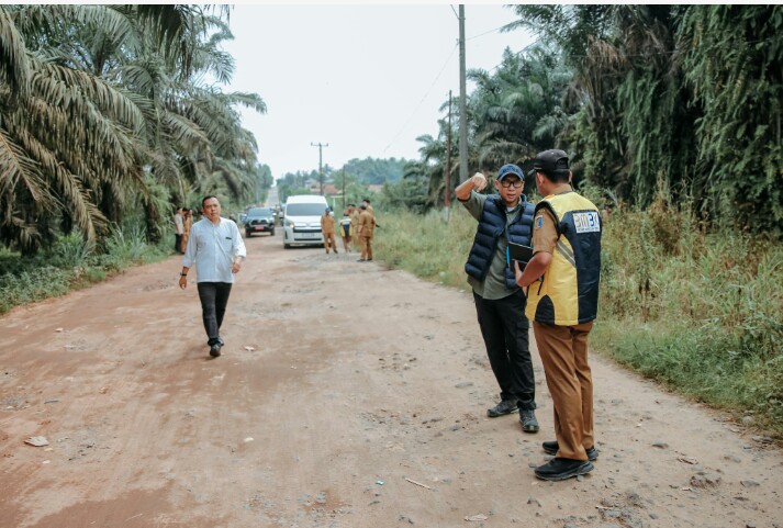 Gubernur Rahmat Mirzani Djausal, melakukan peninjauan terkait penanganan reaksi cepat di ruas jalan Gedong Aji - Umbul Mesir, Kecamatan Rawa Pitu, serta ruas Sp. Unit VIII - Gedong Aji Kecamatan Banjar Baru Kabupaten Tulang Bawang || Foto: Dinas Kominfotik Provinsi Lampung