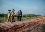Gubernur Lampung, Rahmat Mirzani Djausal, turun langsung menembus debu jalanan untuk meninjau penanganan reaksi cepat ruas jalan Gedong Aji – Umbul Mesir, Kecamatan Rawa Pitu, Selasa (3/3/2026) || Foto: Dinas Kominfotik Provinsi Lampung