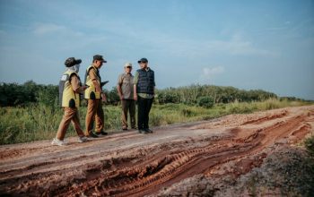 Gubernur Lampung, Rahmat Mirzani Djausal, turun langsung menembus debu jalanan untuk meninjau penanganan reaksi cepat ruas jalan Gedong Aji – Umbul Mesir, Kecamatan Rawa Pitu, Selasa (3/3/2026) || Foto: Dinas Kominfotik Provinsi Lampung