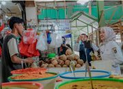 Wagub Lampung, Jihan Nurlela, melakukan pengecekan secara langsung kondisi ditingkat pasar terkait harga dan ketersediaan stok bahan pangan pokok di salah satu Pasar tradisional, Pasar Kangkung, Bandar Lampung || Foto: Dinas Kominfotik Provinsi Lampung