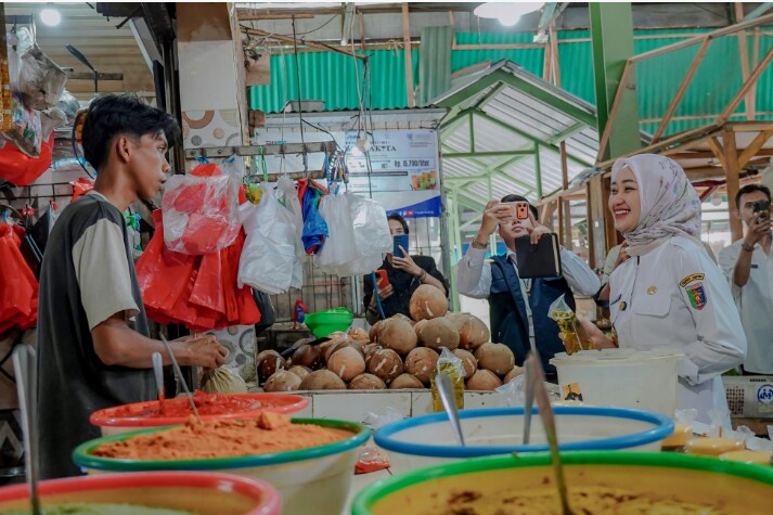 Wagub Lampung, Jihan Nurlela, melakukan pengecekan secara langsung kondisi ditingkat pasar terkait harga dan ketersediaan stok bahan pangan pokok di salah satu Pasar tradisional, Pasar Kangkung, Bandar Lampung || Foto: Dinas Kominfotik Provinsi Lampung
