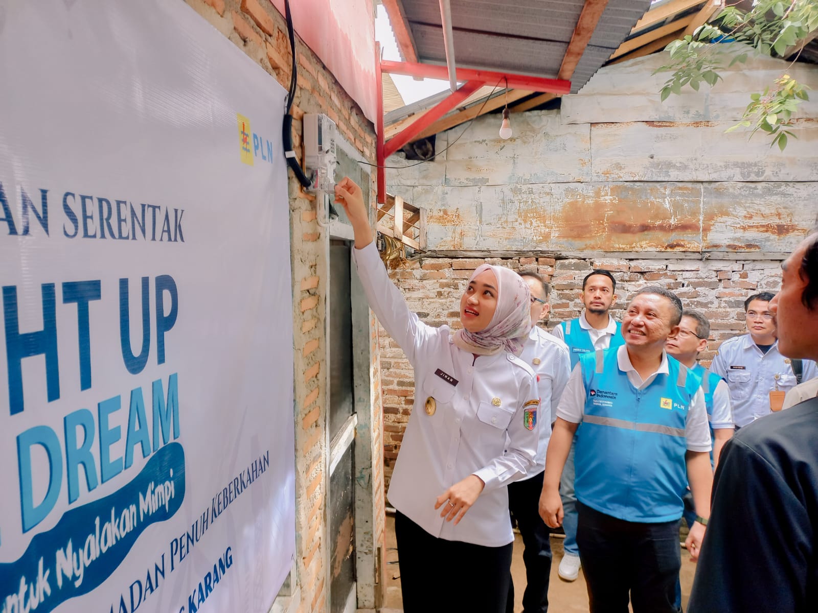 Wakil Gubernur Jihan Nurlela didampingi General Manager PLN UID Lampung secara simbolis menyalakan meteran listrik di kediaman Ridho Jaya Umbara, serta mengikuti penyalaan listrik serentak nasional secara virtual. || Foto: Dinas Kominfotik Provinsi Lampung
